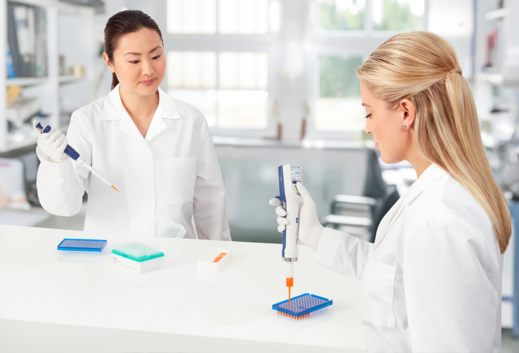 GWB NanoRep XLS 2 researchers at bench lab background VI I RNN 20221111 00076435.jpg